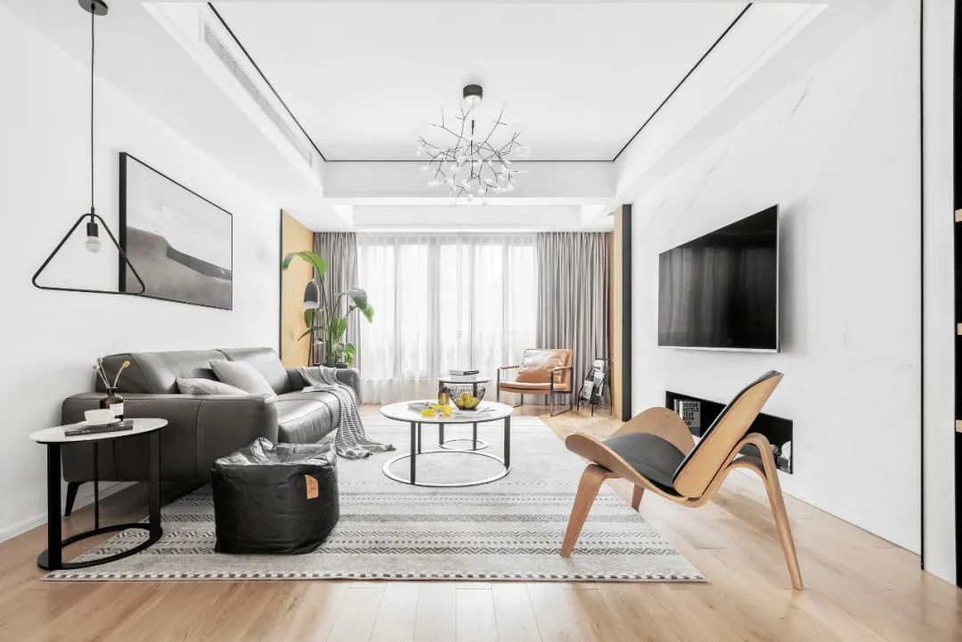 老年小妙招|别发愁!学会他家「黑白配」,鸡肋空间变身展示台+收纳区