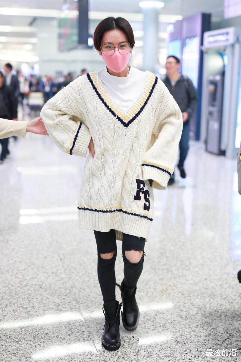 最炫前沿|张馨予敢于放飞自我，穿毛衣搭配破洞裤，这样的军嫂与众不同