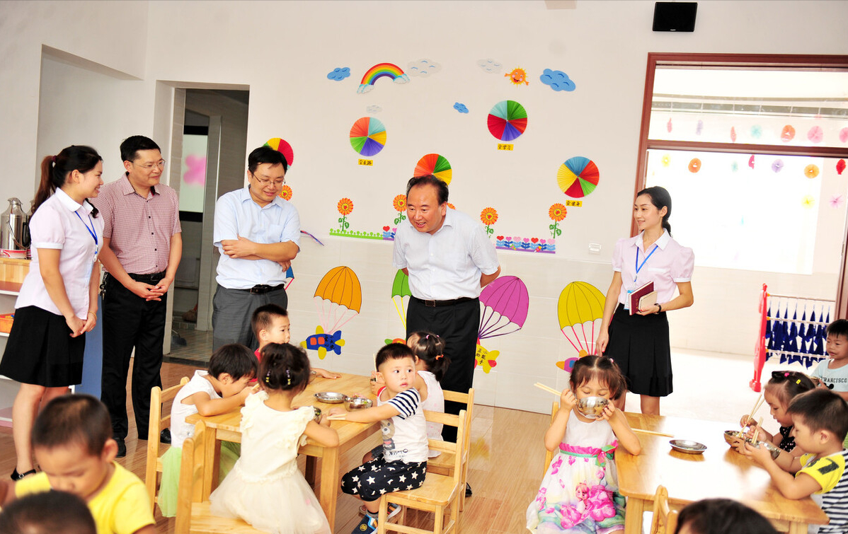 幼儿园|幼儿园将提高招聘门槛，专科生被拒之门外，学生家长大力支持