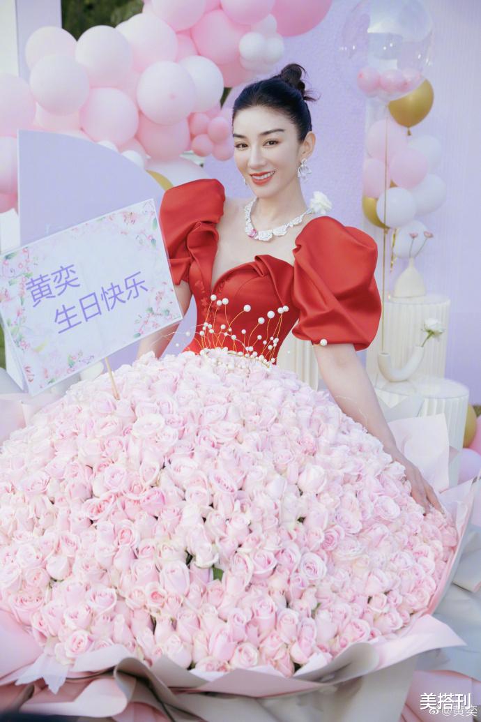美搭刊|44岁黄奕生日，红裙配丸子头甜美妩媚，8岁女儿铛铛太不像妈妈了