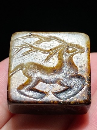 和田玉籽料|汉 和田玉籽料沁色 鹿纹 鸟篆 玉印 穿带印 勒子把件