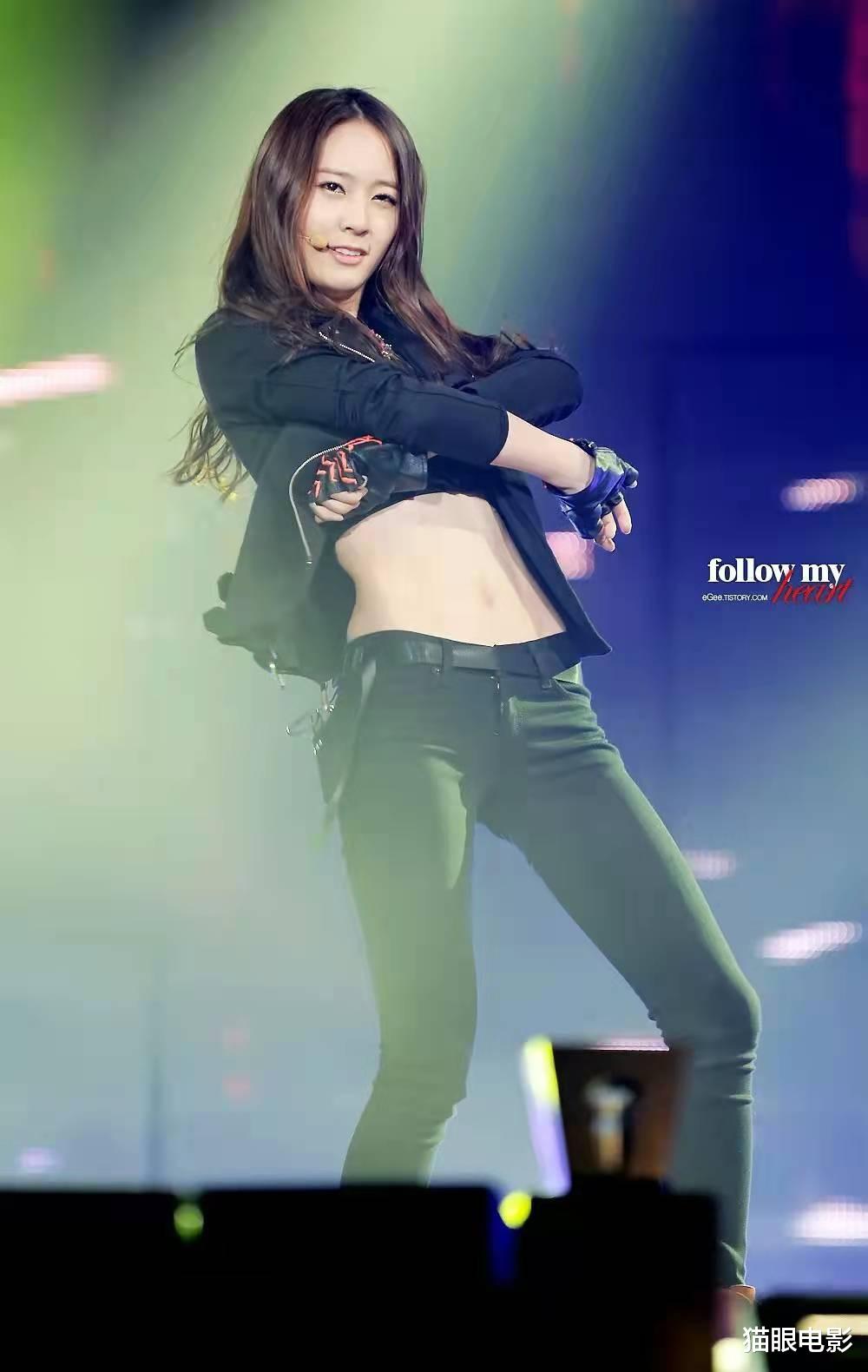 陈亚男|郑秀晶穿黑色吊带裙身材太绝！腰臀比例太吸睛，长发飘飘状态超好