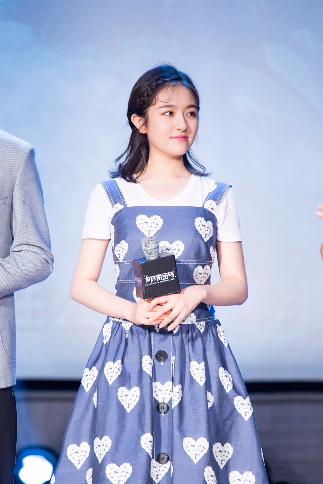 八只爪的猫|钟镇涛女儿庆生,一袭吊带裙真时尚