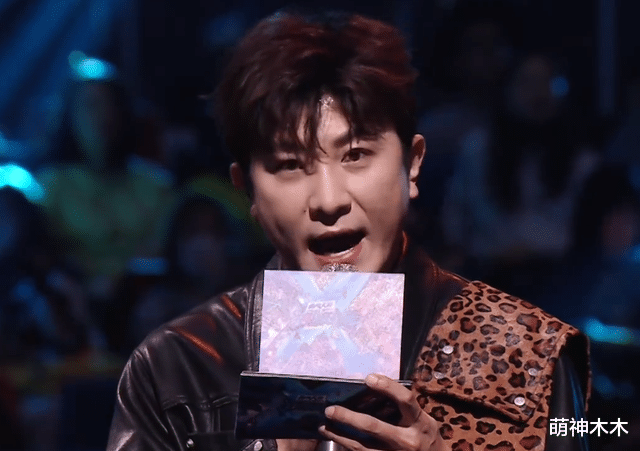 任嘉伦|36岁大左胖过头，直播挡住王一博遭吐槽，主持人形象也不能太差