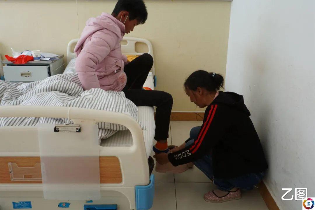 滇藏铁路|女孩1岁受伤留下后遗症，16年后她写了一行字，妈妈无比欣慰