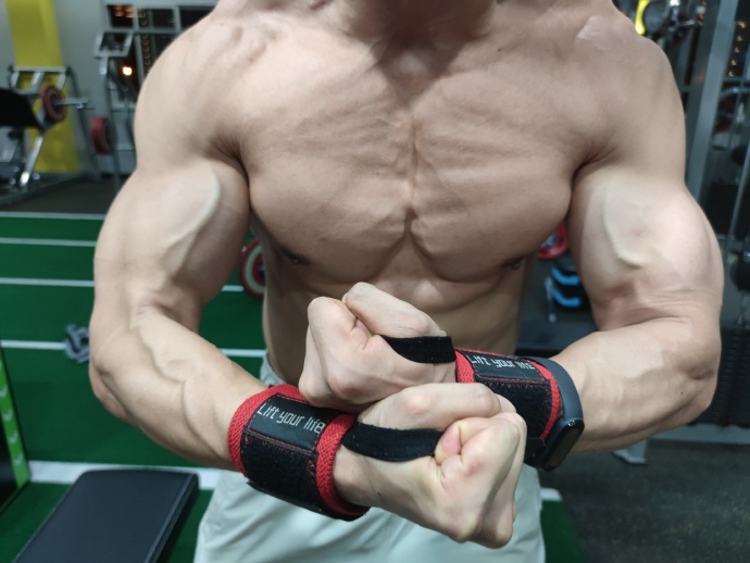 健身圈一哥|胸肌练到拉丝，麒麟臂壮到爆青筋，这样的贴身健身私教棒棒哒！