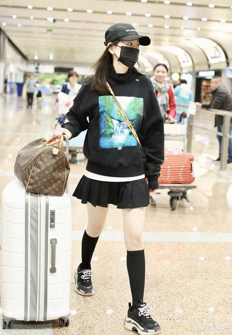 时尚美妆妞|马蓉真的很会“扮嫩”，穿卫衣配学生妹短裙走机场，一点不输00后