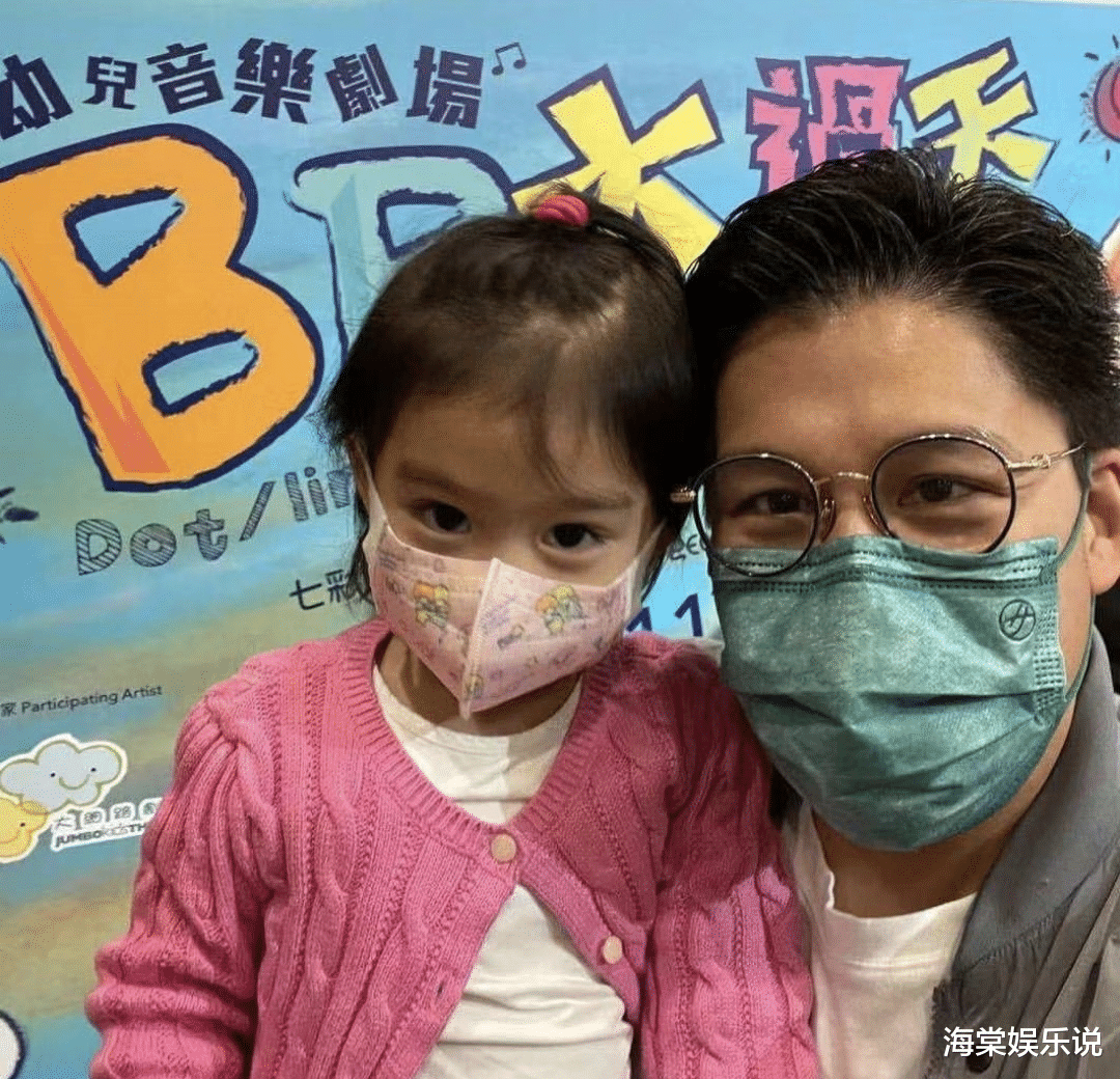 官宣|霍启刚11月15日带女儿看剧，霍中怡软萌可爱，和郭晶晶长得太像了