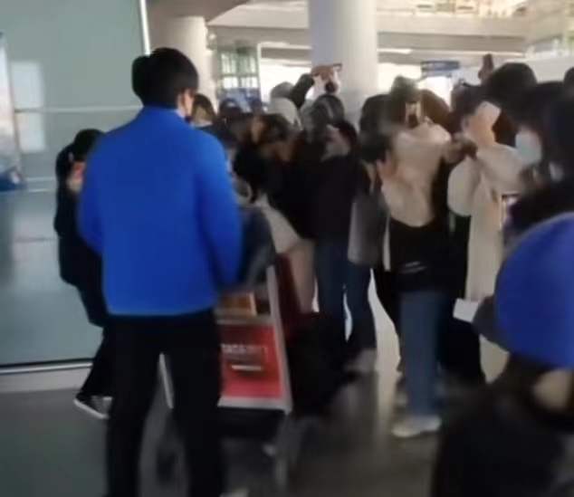 王楚钦|王楚钦被女粉丝包围怼脸拍，一脸生无可恋，陈梦、王曼昱低调隐身