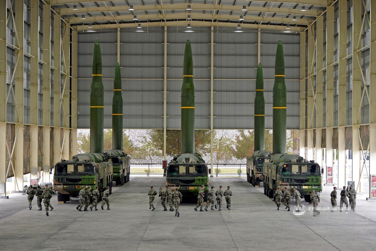 火箭军|火箭军旅长办公室曝光：墙上三张地图，其中一张地图盖着布