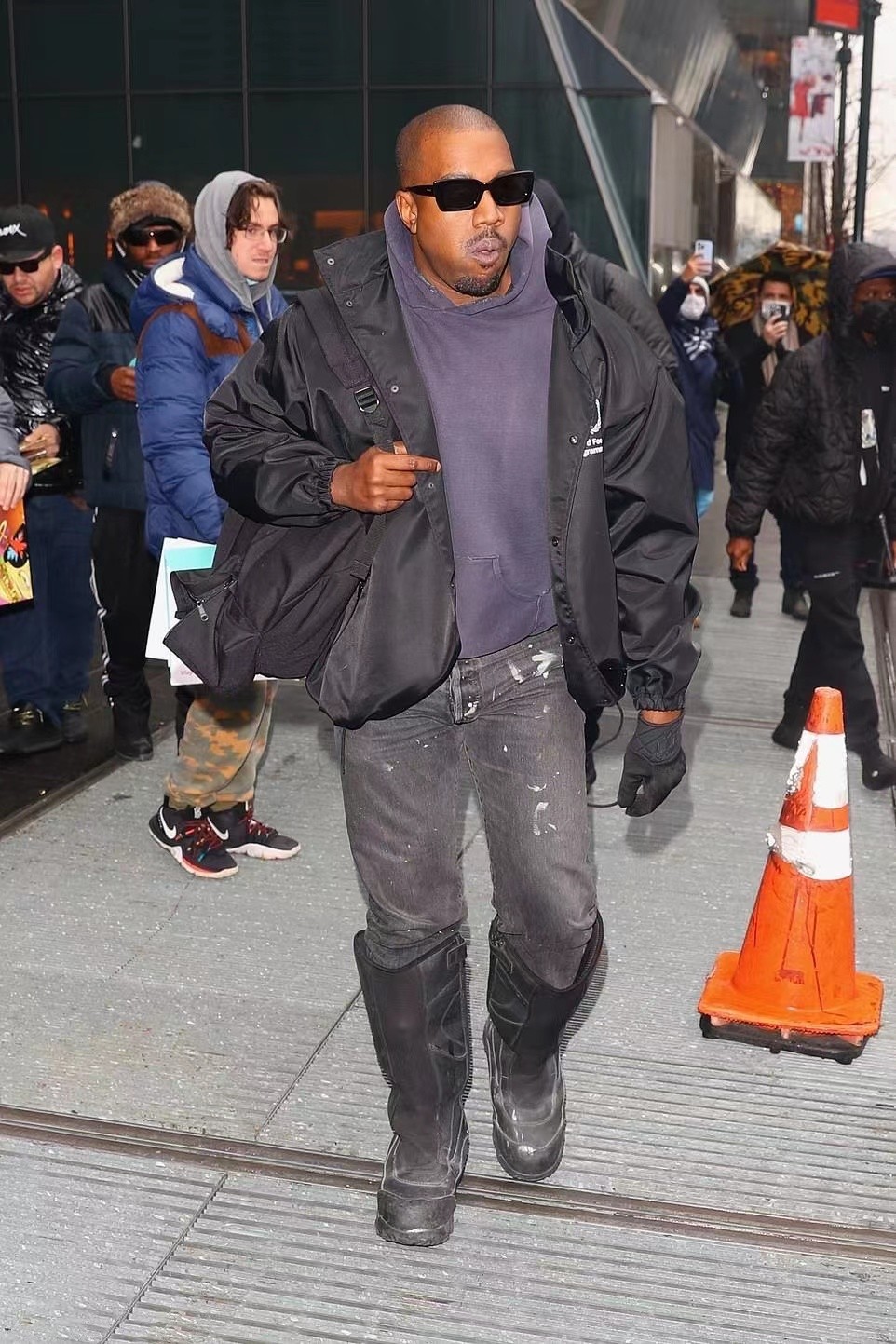 金·卡戴珊|金卡戴珊的新欢偶像包袱贼重！棒球外套配卫衣，与黑人前夫撞造型