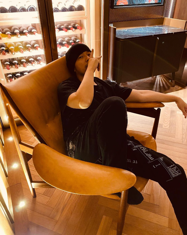 周杰伦|43岁周杰伦晒价值360多万木椅！单脚踩椅上，背后红酒柜满当当