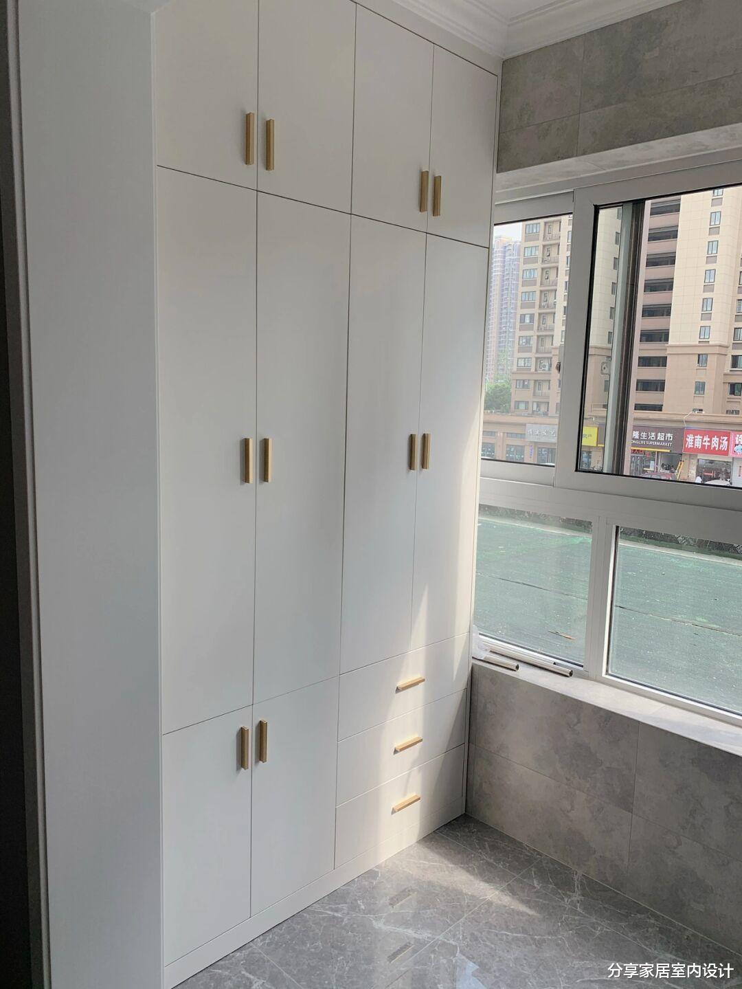 |她家花了20万装修，全屋网红灰，漂亮又耐脏，木匠打柜子也很满意