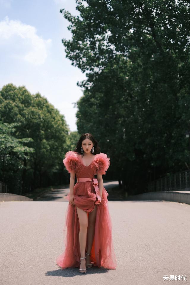 粉色|阚清子真是人间绝色,粉色薄纱礼服裙惊艳脱俗,交织着温柔与浪漫