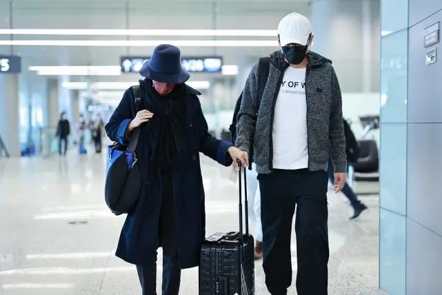 刘烨|刘烨和老婆罕见机场合体，十指紧扣超恩爱，安娜望夫眼爱意藏不住