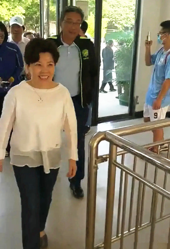 全球时尚号|“乒乓女皇”邓亚萍穿搭走机场，穿黑色便服很随意，气质无敌
