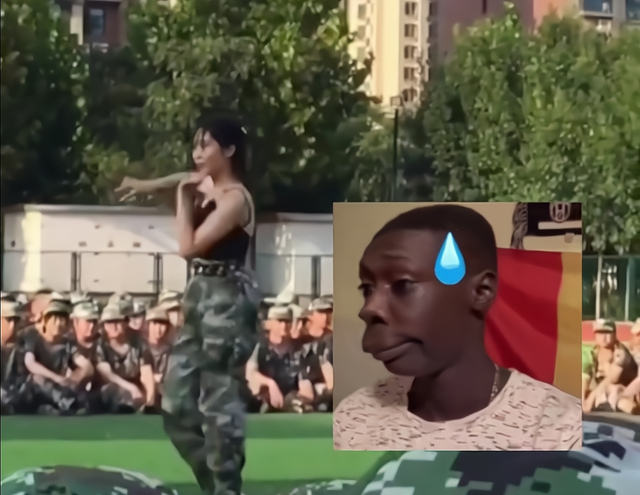 热舞|大学军训“白衣更有料”？美女热舞引争议！网友：她是酒吧台柱子