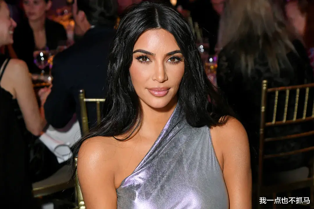 卡戴珊|卡戴珊遭新欢姐妹双重背叛！直接取关：塑料友谊！鲜肉靠不住！