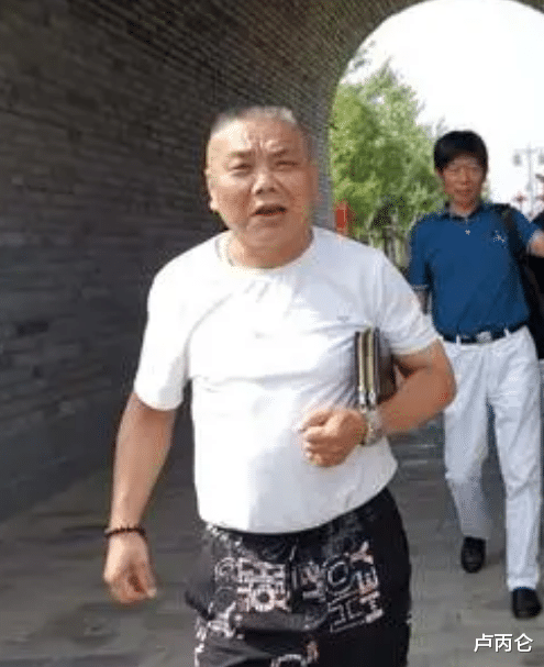 卢丙仑 人到中年肚子变得又大又圆,体重却没增加是怎么回事?