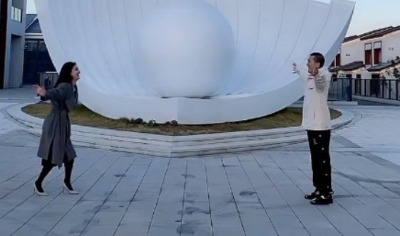 黄圣依|黄圣依街头横空抱老公！穿高跟鞋配黑丝险摔倒，杨子双腿夹紧场面滑稽