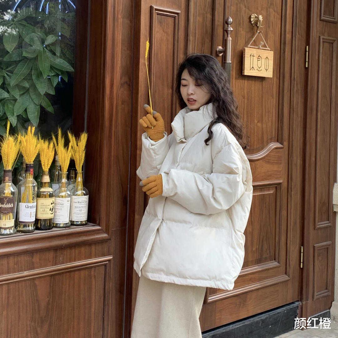 颜红橙 这些才是羽绒服的高级穿法，白色羽绒服配半裙甜美温柔，简约时髦