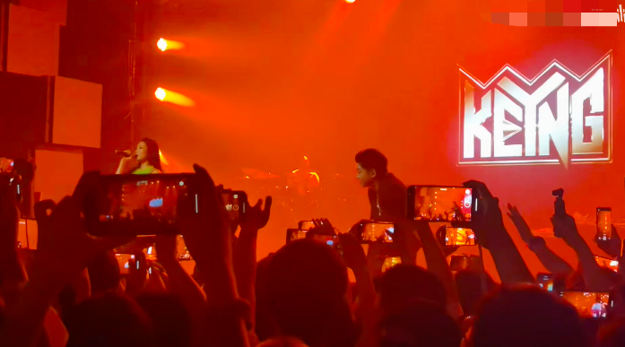 谢大脚|26岁说唱冠军官宣分手，10天前才向女友表白，两人公开搂抱秀恩爱