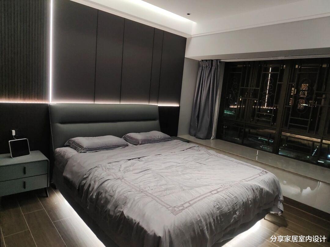 她家装修现代简约风格,“黑白灰”搭配很协调,无主灯设计很棒!