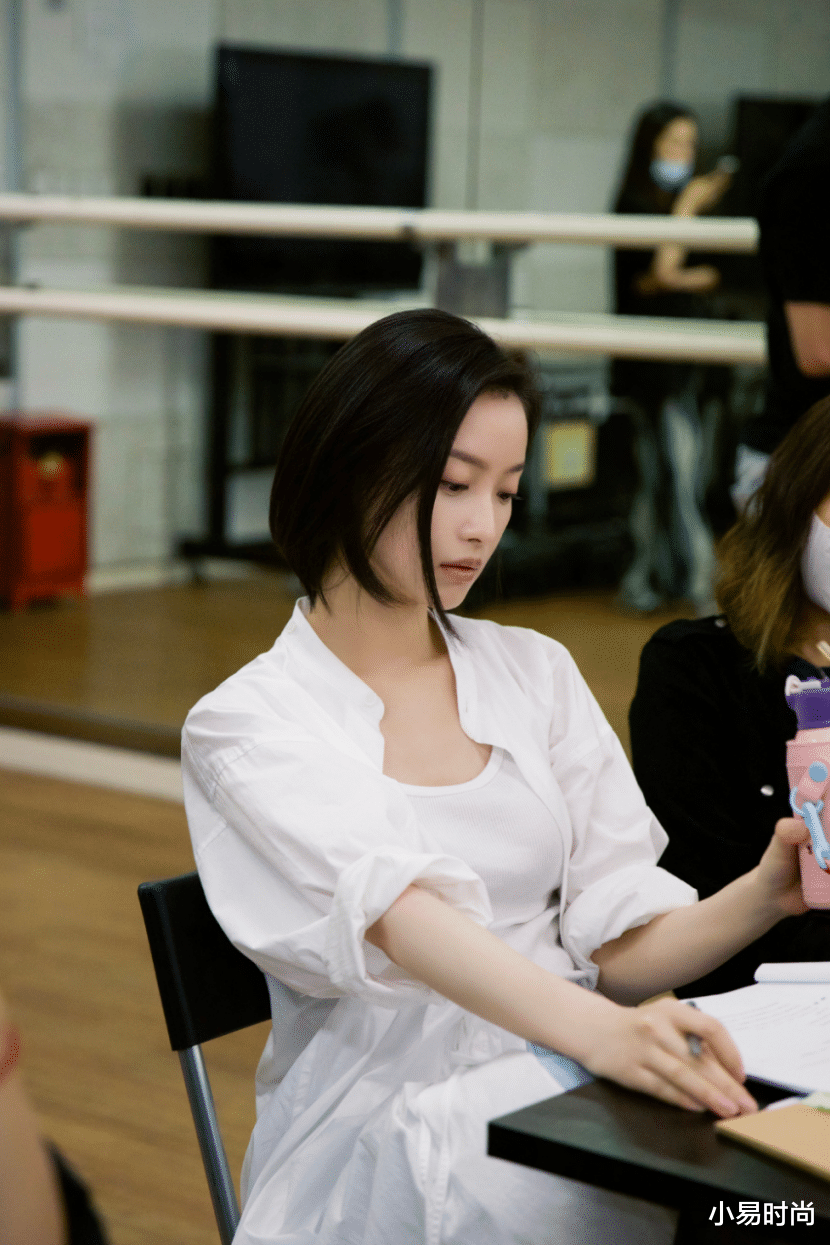 穿衣搭配|温柔似水的风格真是“直男斩”！看倪妮就知道，随性服装尽显端庄