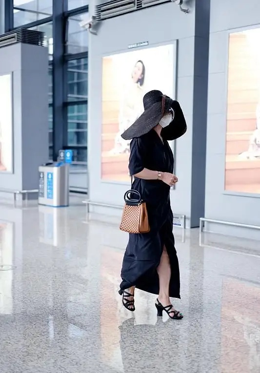 全球时尚号|金星罕见走机场，穿黑色长裙配“贝壳帽”好夸张，低开衩好性感