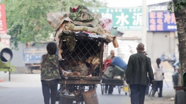 湖南幼童吃泔水与流浪狗同住:妻子很可能是走失后、被老头拐了的