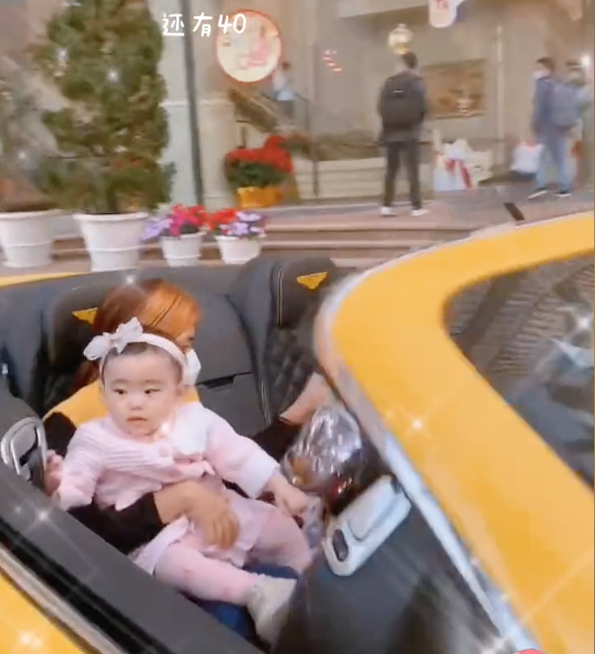 刘诗昆|82岁刘诗昆带妻女开跑车,1岁女儿高颜值随妈,出生身价就达5亿