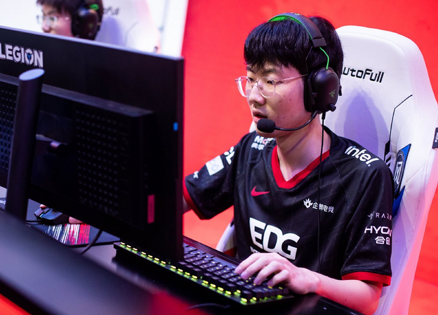edg战队|FPX和EDG要遭了？两个半区唯一战胜过他们的队伍，竟相遇四强
