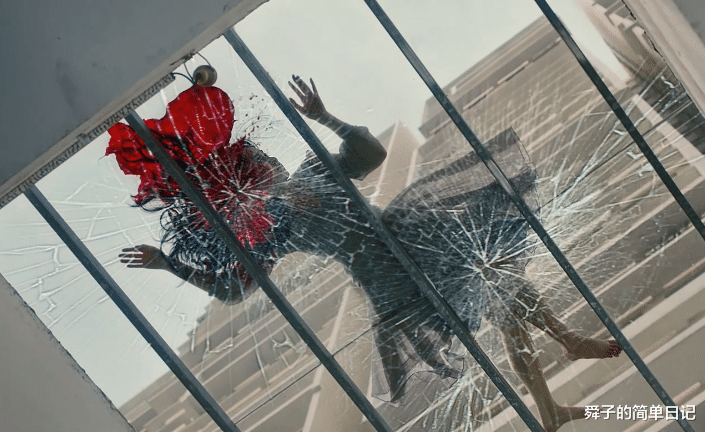 迪丽热巴|女歌星怀抱洋娃娃割腕自杀,最新越南恐怖电影,很有创意