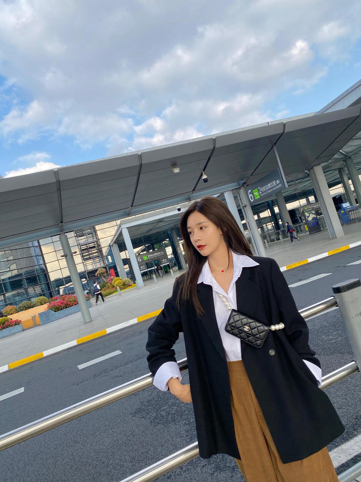 何有强|?沈梦辰青春感满分！西服搭配白色衬衫+灯芯绒直筒裤，高级又时髦