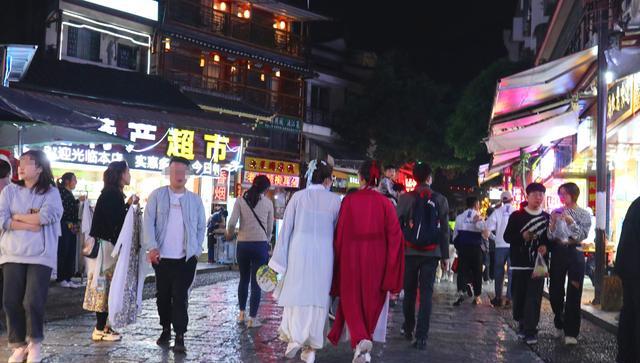 阳朔 小长假第一夜，桂林阳朔西街沸腾了，老外还不少