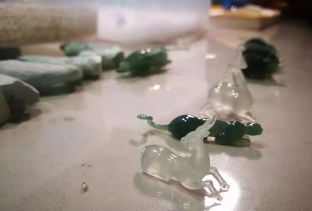 翡翠|来瞧瞧切剩下的翡翠边角料，整好了超乎你的想象