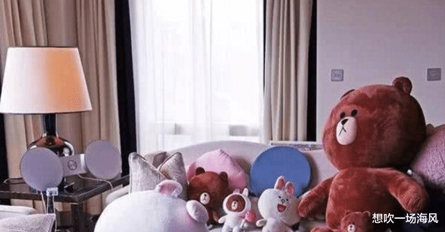 王思聪晒出自己的豪宅,家常便饭都要吃海鲜大餐,餐桌都放不下了