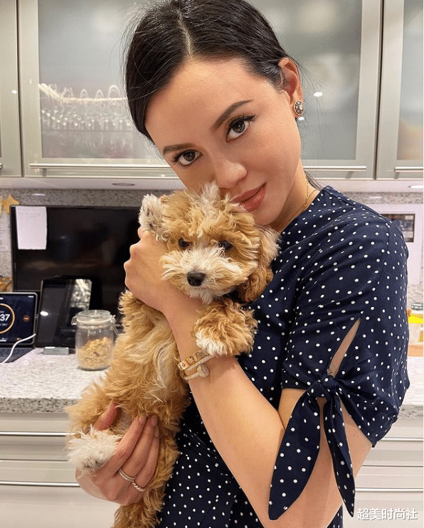 超美时尚社|身家百亿富婆林恬儿为夫庆生，穿搭年轻似少女，曾是霍启山前女友