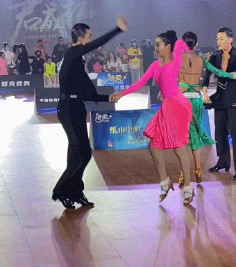 马伊琍|马伊琍大女儿比赛,爱马赛场上不自信偷瞄妈妈,太紧张动作跳错