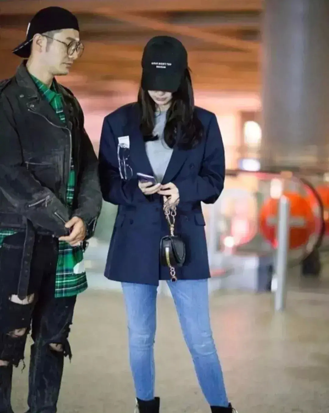 黄晓明|黄晓明夫妇罕见机场同框照，baby穿西装端庄，晓明哥歪戴帽也很潮