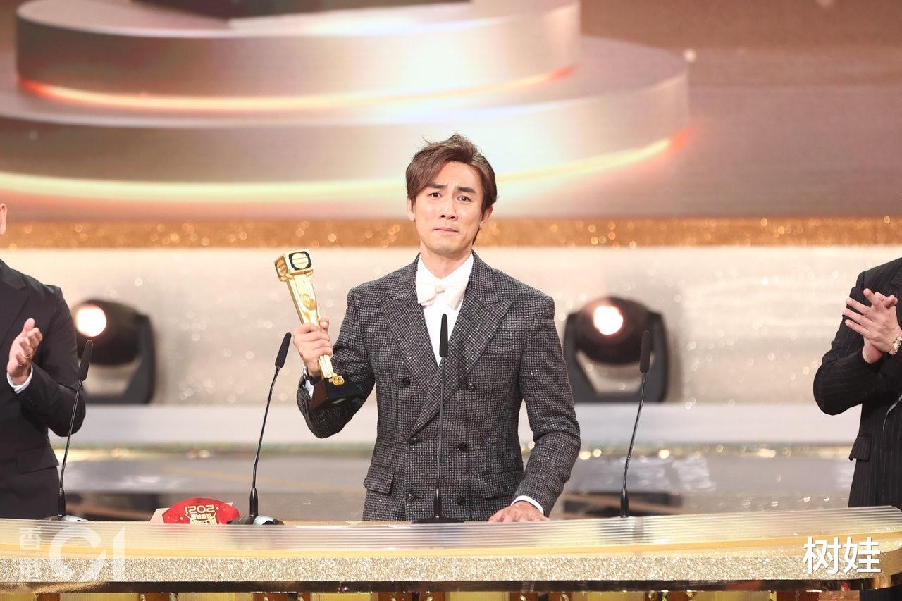 谭俊彦|谭俊彦夺TVB最佳男主，罕见与父亲同框受访，狄龙劝儿子退居幕后