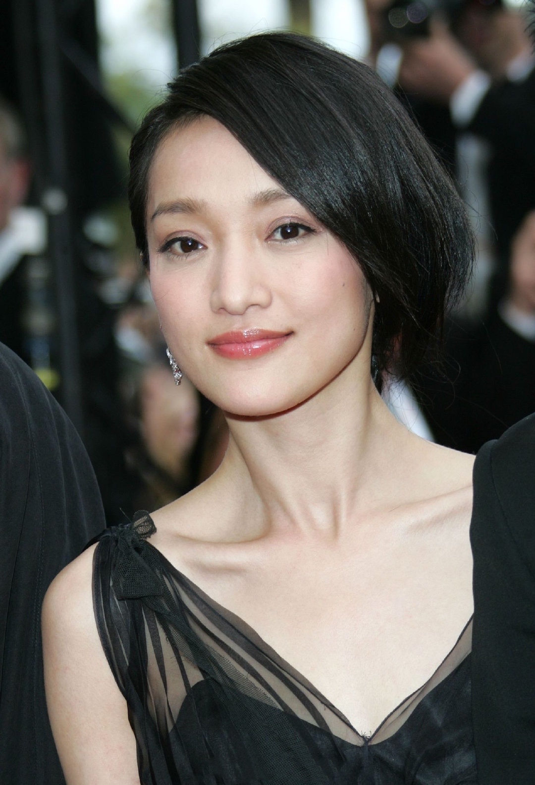 哚乐Like时尚 不愧是合影杀手,周迅深V黑裙难掩清纯本色,与章子怡同框也不输