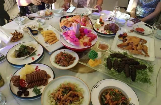 |为什么有人一参加饭局，就把手机放在桌子上