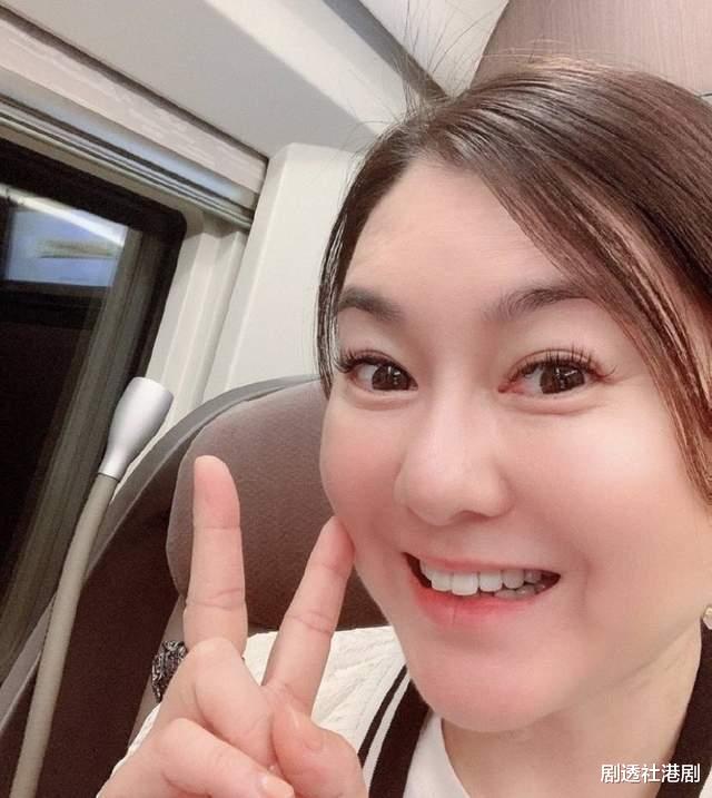 肉毒杆菌|苹果肌抢镜！香港著名女星改名后罕见现身，打肉毒杆菌留下后遗症