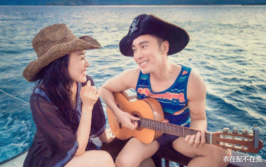 钟丽缇|钟丽缇和小12岁老公走机场，穿宽松衬衫也难遮好身材，成熟又妩媚