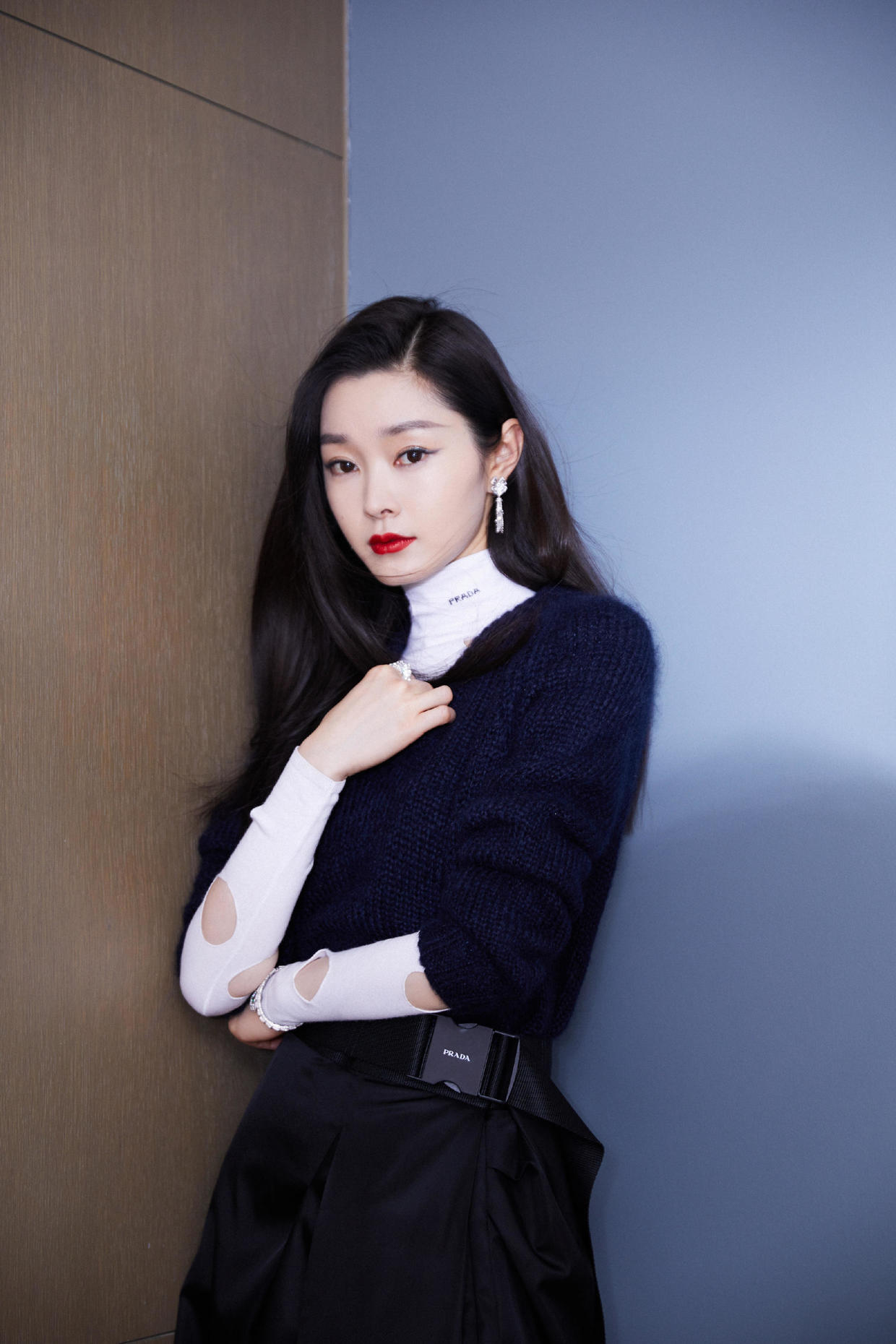 何有强|宋轶出演《赘婿》女主角翻红，身穿一袭白色吊带裙亮相，高贵优雅