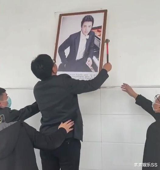 大学生怒摔李云迪照片:从墙上取下来后,直接扔进垃圾桶
