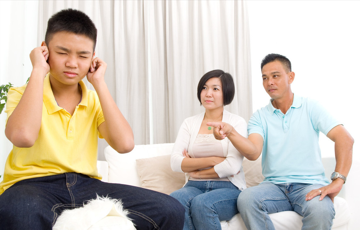 母婴参考|从小被妈妈打大的孩子和被爸爸打大的,有什么区别?