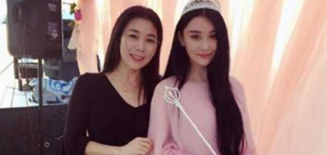 MARRY|太可爱!张馨予在线帮何捷打假,竟被母亲误认为“打架”