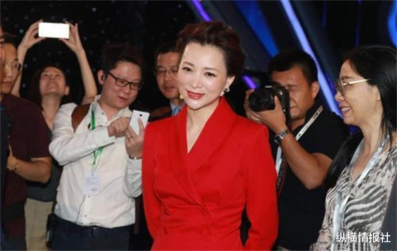 董卿|董卿没主持今年春晚，其实她已不在乎这些，现在她已成为百亿富豪